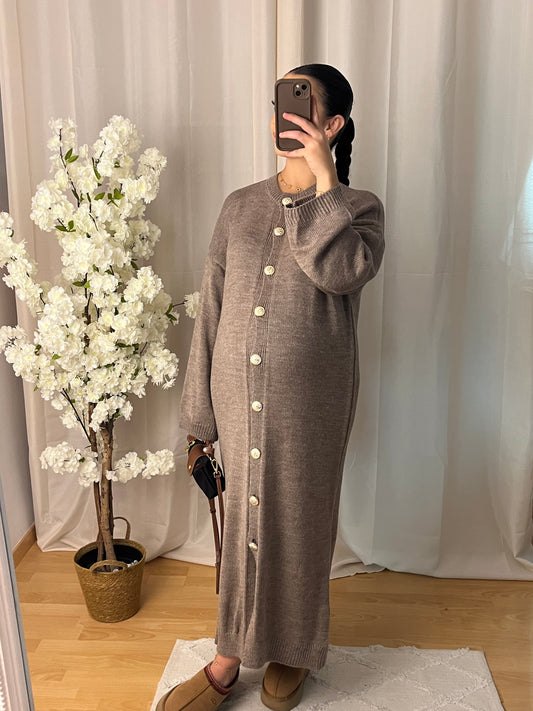 Longue robe boutonnée en maille taupe