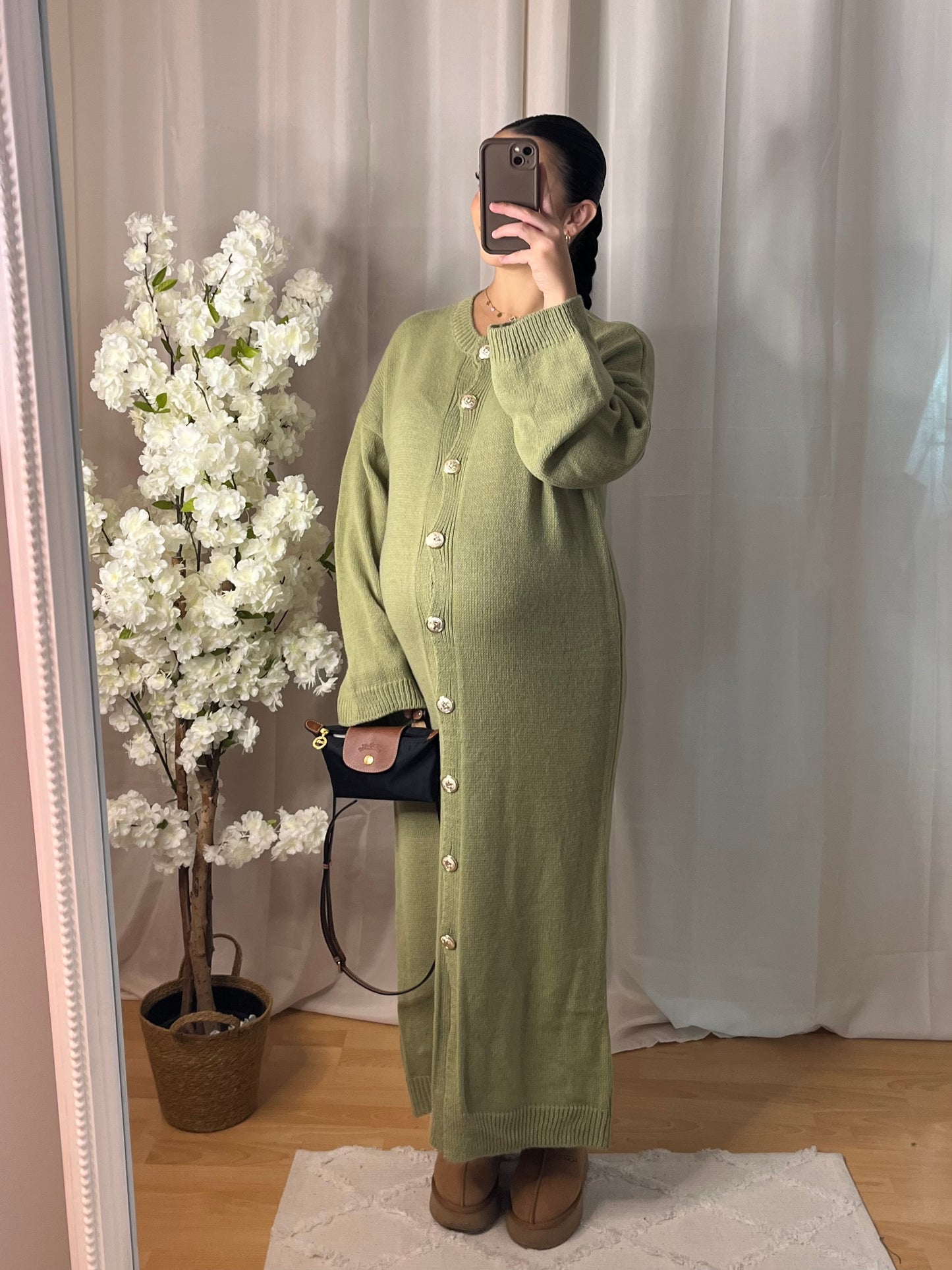 Longue robe boutonnée en maille vert olive