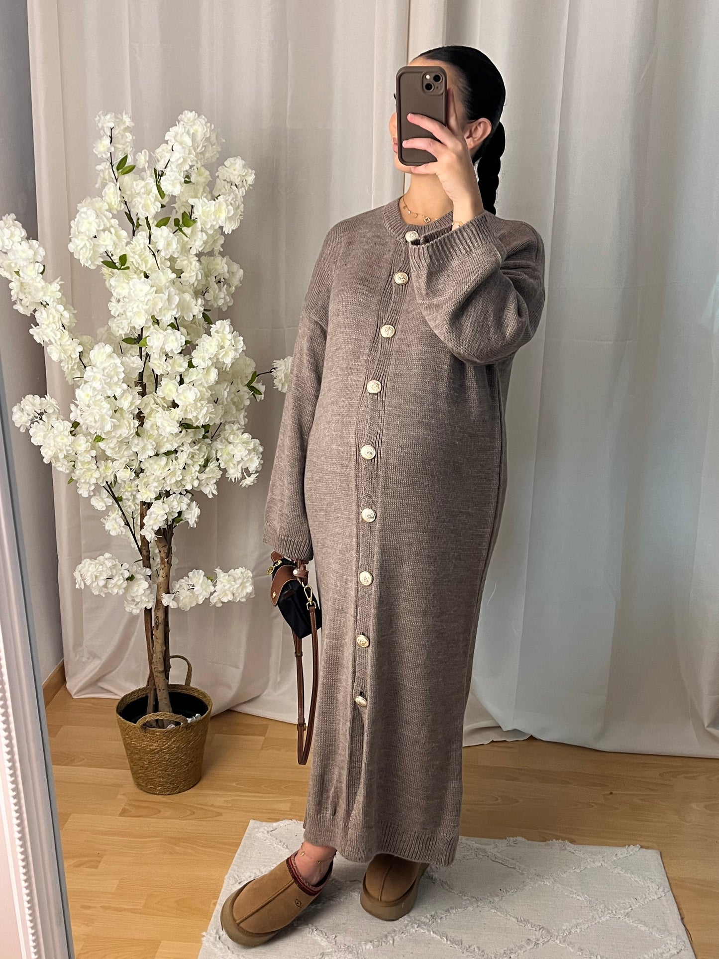 Longue robe boutonnée en maille taupe